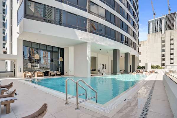 Miami 2BR Condo | Rooftop Jacuzzi, Pool & Gym