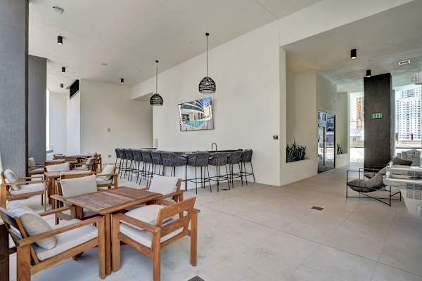 Miami 2BR Condo | Rooftop Jacuzzi, Pool & Gym
