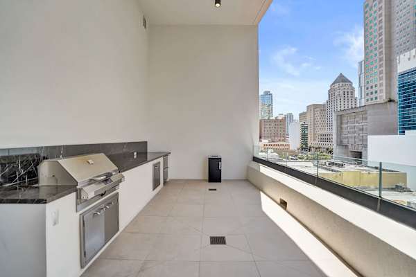 Miami 2BR Condo | Rooftop Jacuzzi, Pool & Gym
