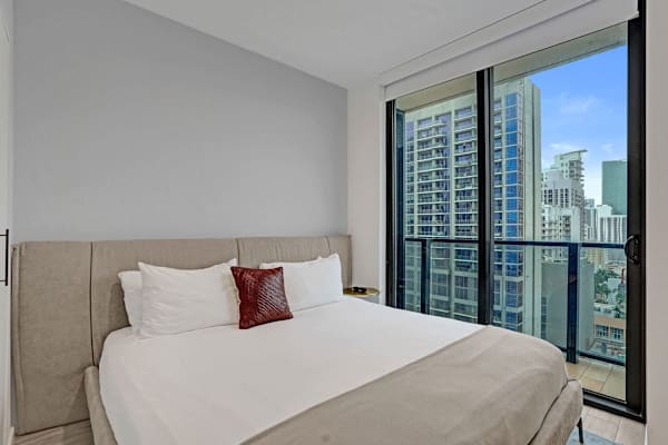 47th Floor Miami Studio w/ Balcony & Rooftop Pool