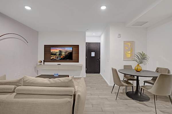 47th Floor Miami Studio w/ Balcony & Rooftop Pool