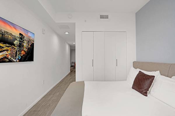 47th Floor Miami Studio w/ Balcony & Rooftop Pool