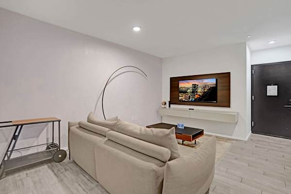 47th Floor Miami Studio w/ Balcony & Rooftop Pool