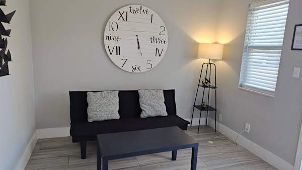 Rustic 1BR Apt in FTL with Kitchen & Pool