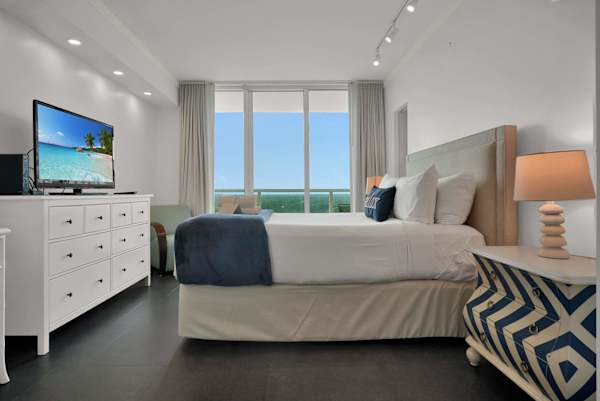 Bay View Retreat at Arya w/ Balcony & Kitchen