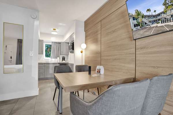 Fort Lauderdale Suite w/ Kitchenette |The Botanica