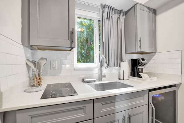 Fort Lauderdale Suite w/ Kitchenette |The Botanica