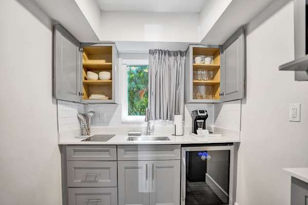 Fort Lauderdale Suite w/ Kitchenette |The Botanica