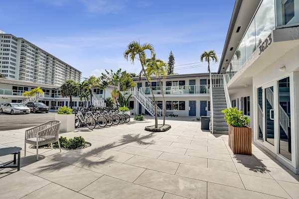Fort Lauderdale Suite w/ Kitchenette |The Botanica