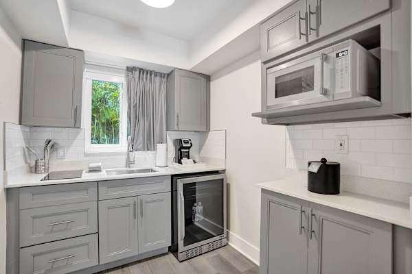 Ocean Blvd Two Doubles Suite with Kitchenette!