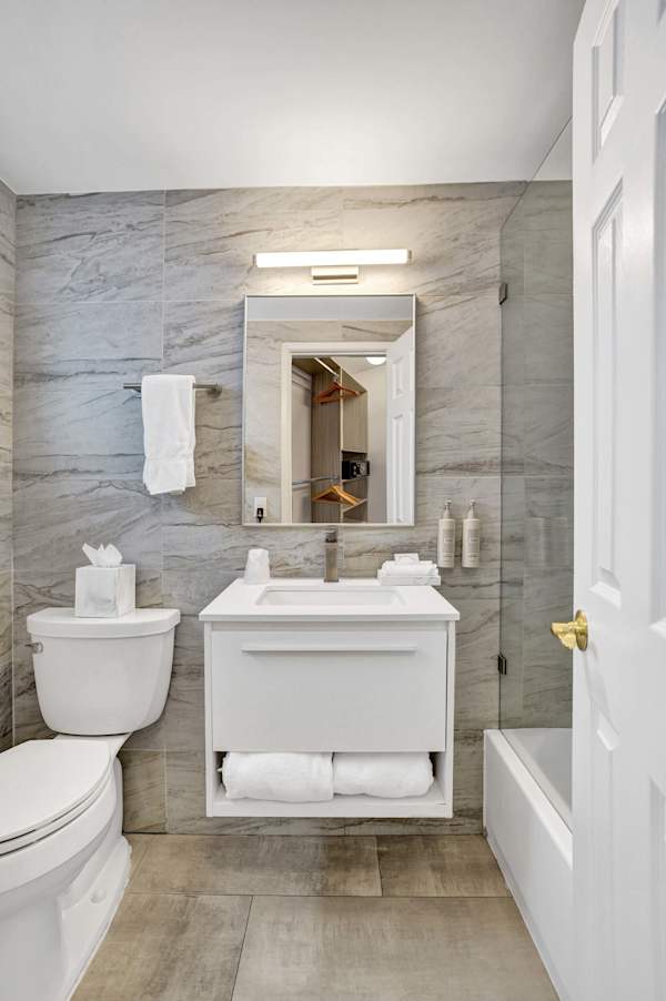 Ocean Blvd Two Doubles Suite with Kitchenette!