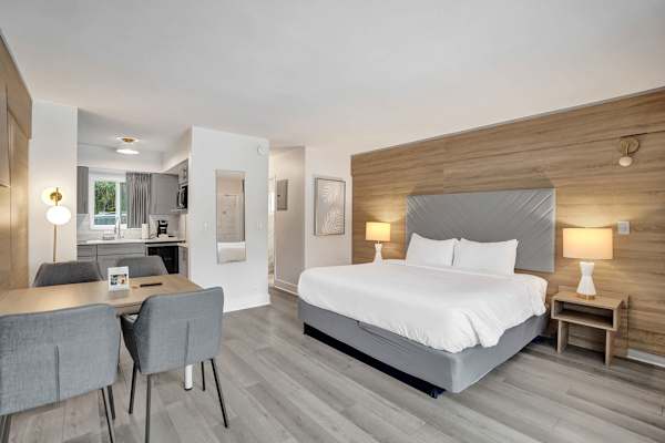King Suite with Kitchenette at Ocean Blvd Near the Beach!