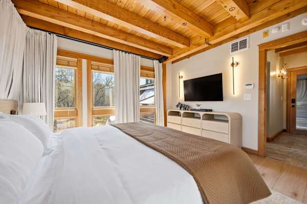*NEW* Afton Lodge 10,000sqft/Indoor Pool/Hot tub