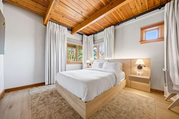 *NEW* Afton Lodge 10,000sqft/Indoor Pool/Hot tub