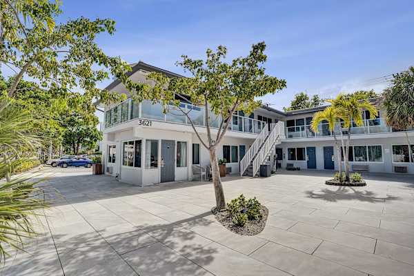 King Suite Near Ocean Blvd near the Beach!