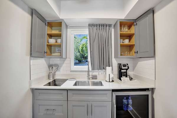 Studio w/ 2 Doubles & Kitchenette | The Botanica