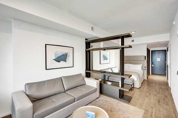 Miami Studio w/ Rooftop Pool Access