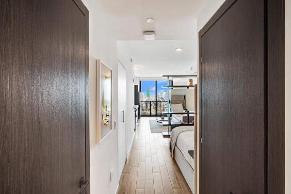 Miami Studio w/ Rooftop Pool Access