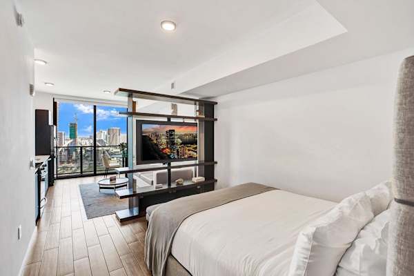 Miami Studio w/ Rooftop Pool Access