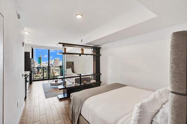 Miami Studio w/ Rooftop Pool Access