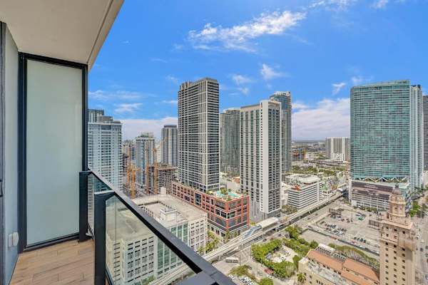 Miami Studio w/ Rooftop Pool Access
