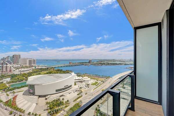 Miami Studio w/ Rooftop Pool Access