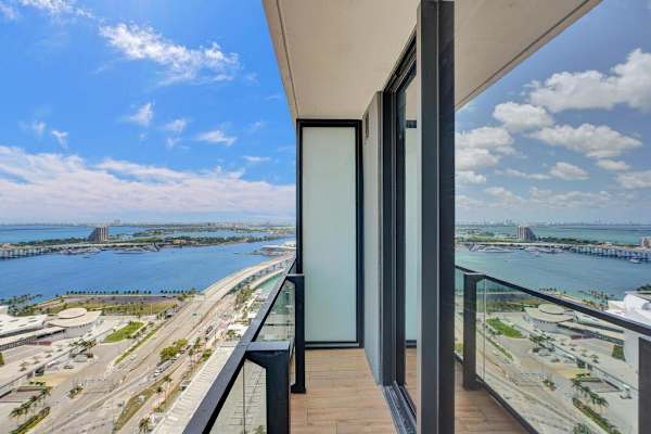 Miami Studio w/ Rooftop Pool Access