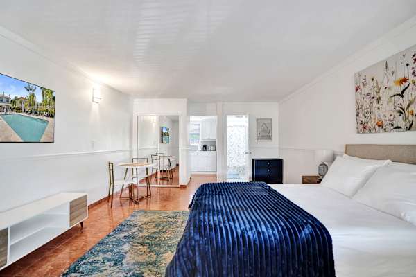 King bed studio with French doors and dining area