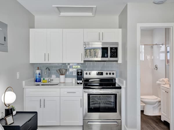 Pelican Studio w/ Full Kitchen in Pompano