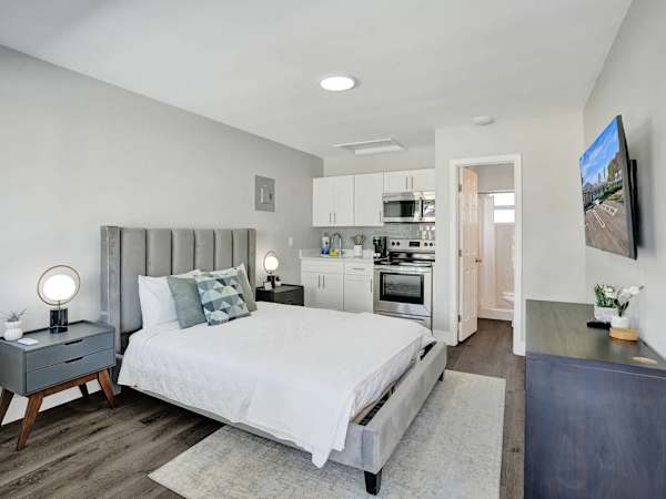 Pelican Studio w/ Full Kitchen in Pompano
