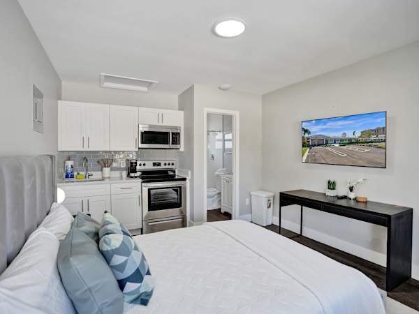 Pelican Studio w/ Full Kitchen in Pompano