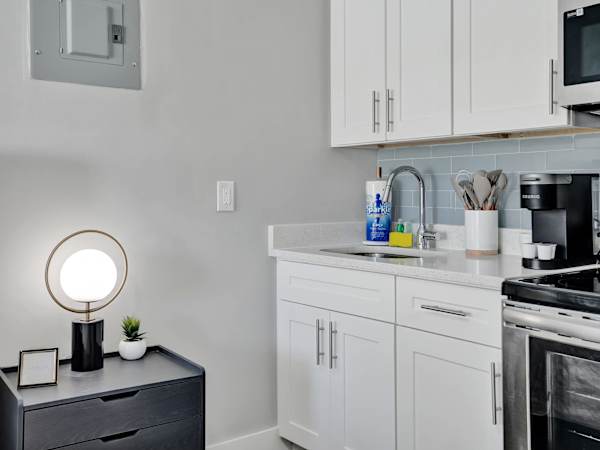 Pelican Studio w/ Full Kitchen in Pompano