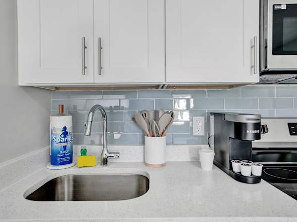 Pelican Studio w/ Full Kitchen in Pompano