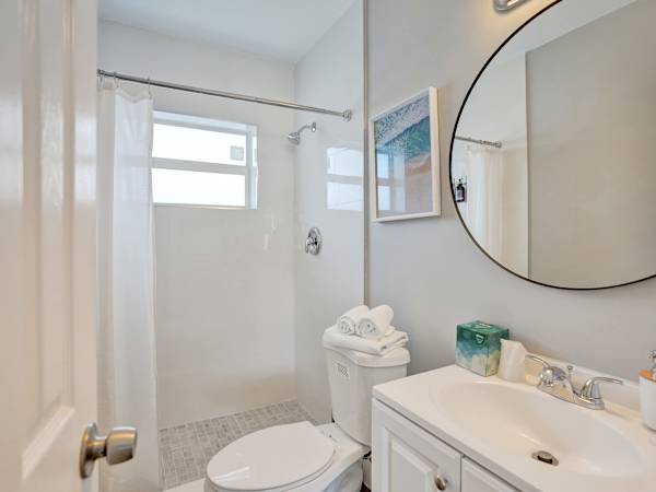 Pelican Studio w/ Full Kitchen in Pompano