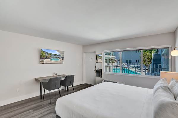 Accessible King Getaway in Fort Lauderdale
