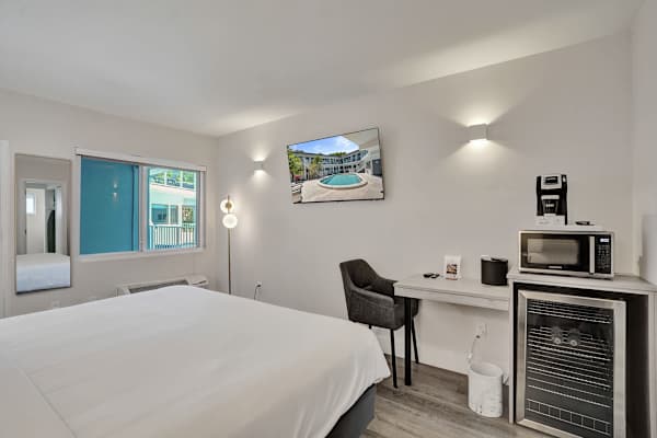 Ocean Blvd King Suite Hideaway at Botanica