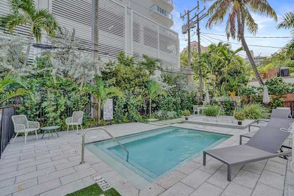 Steps to Beach Studio Suite | Pool & Las Olas