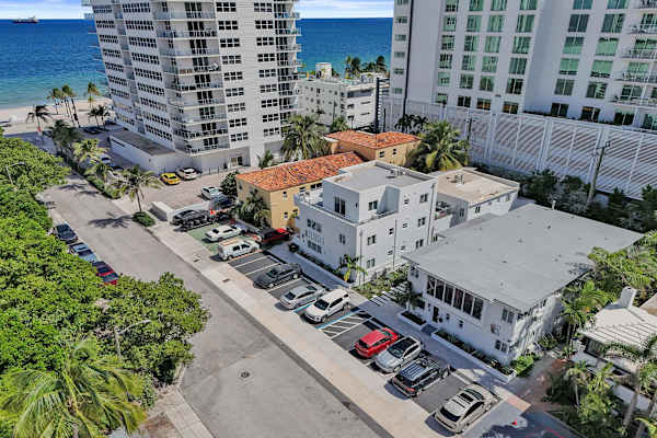 Steps to Beach Studio Suite | Pool & Las Olas