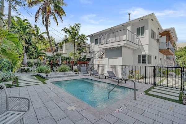 Steps to Beach Studio Suite | Pool & Las Olas
