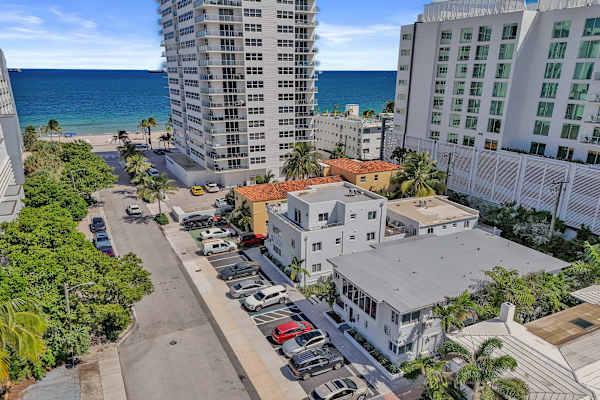 Steps to Beach Studio Suite | Pool & Las Olas
