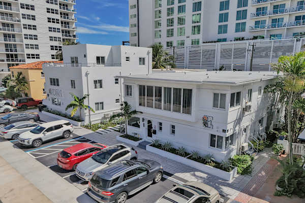 Beach Block Suite | Steps to FTL Beach & Pool