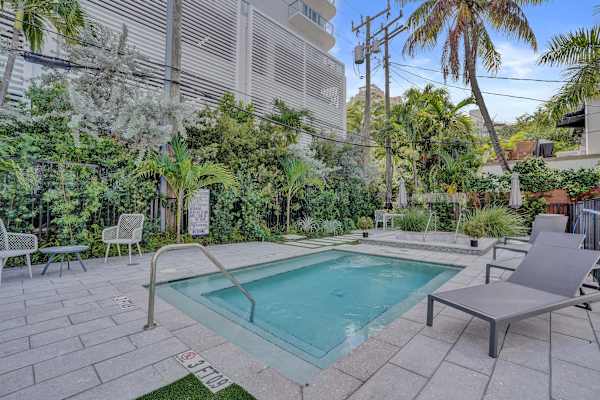 Bright Studio Steps to Fort Lauderdale Beach