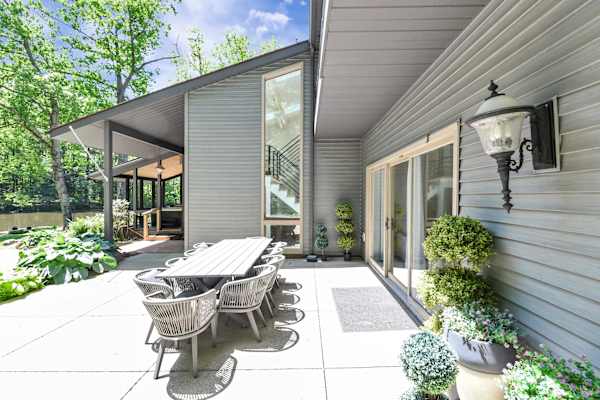 Outdoor dining for 8