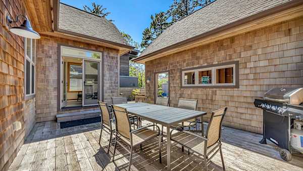 Dine al fresco while enjoying the peaceful Manzanita surroundings.