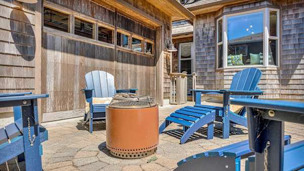 Cozy evenings await around the mini fire pit under the Oregon Coast stars.