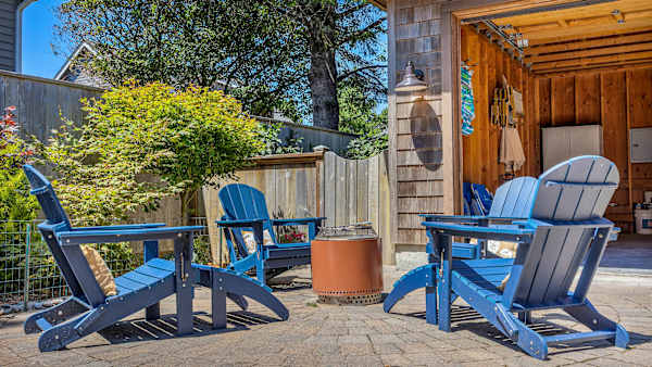 Gather around the fire pit for s’mores, stories, and seaside memories.