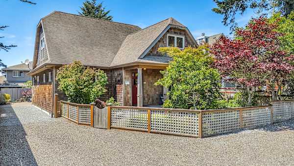 A welcoming coastal home base for your Oregon Coast adventures.