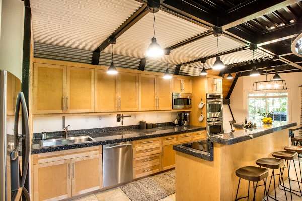 Kitchen w/ Island