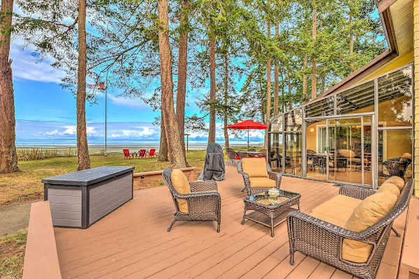 Wonderful outdoor living spaces with beach views. Note that outdoor patio furniture has been winterized from November 1 - March 31.