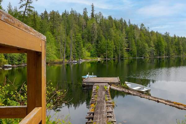 Private lakeside dock for your enjoyment.